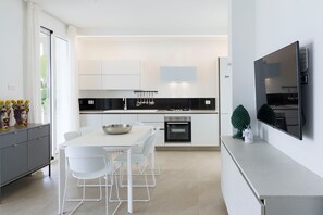 Geladeira, micro-ondas, fogão, cooktop