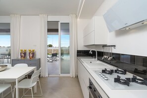 Kühlschrank, Mikrowelle, Ofen, Geschirrspüler