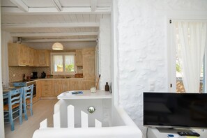 Kühlschrank, Ofen, Herdplatte, Wasserkocher mit Kaffee-/Teezubehör