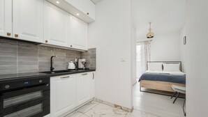 Studio, Balcony | Bed sheets - Classic Apartment Wrocław by Renters (Wroclaw)