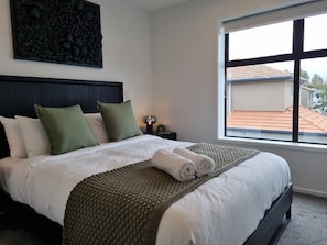 2 habitaciones, tabla de planchar con plancha y cuna de viaje