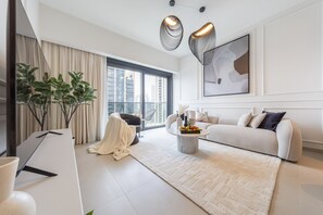 Apartamento superluxo, 2 quartos, para não fumantes, vista para a cidade | Área de estar | Smart TV 55 polegadas com canais a cabo, Netflix, serviços de streaming