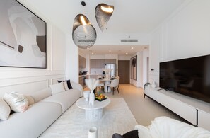 Apartamento superluxo, 2 quartos, para não fumantes, vista para a cidade | Área de estar | Smart TV 55 polegadas com canais a cabo, Netflix, serviços de streaming