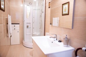 Shower, hair dryer, towels, soap - Apartamento Welcome Ensenada de Lourido en Poio. Vistas a la Ría de Pontevedra (Poio)