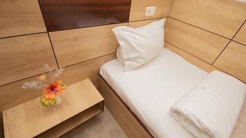 Ropa de cama de alta calidad, muebles diferentes y escritorio