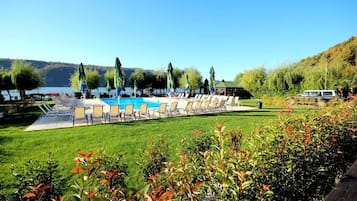 Kauden mukainen ulkouima-allas