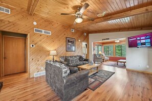 Smart TV, fireplace, stereo - Piers & Pines II at Island Pointe (Wisconsin Dells)