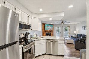 Frigorífico, microondas, horno y placa de cocina