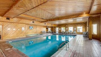 Una piscina cubierta, una piscina climatizada