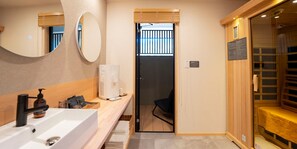 Habitación tradicional, para no fumadores (101,with sauna,5 guests) | 2 habitaciones, escritorio y espacio para trabajar con laptop