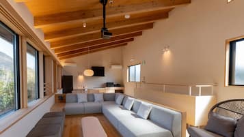 传统客房, 无烟房 (104,with sauna, 6 guests) | 起居区 | 65-英寸纯平电视 (配备数码频道)、加热地板