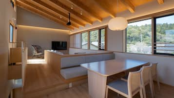 Habitación tradicional, para no fumadores (101,with sauna,5 guests) | Área de sala de estar | Televisión de pantalla plana de 65 pulgadas con canales digitales