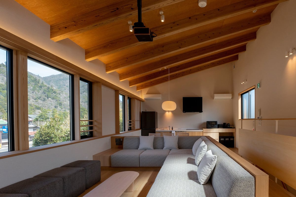 Habitación tradicional, para no fumadores (101,with sauna,5 guests) | Área de sala de estar | Televisión de pantalla plana de 65 pulgadas con canales digitales