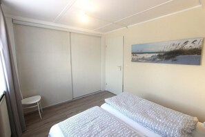 2 bedrooms, WiFi, bed sheets - Dune Bungalow directly against the dunes for 5 persons. Charming holiday home, Walking, Cycling, enjoying the silence. (Egmond-Binnen)