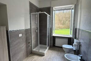 Dusche, Haartrockner, Bidet, Handtücher