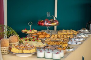 Tägliches inbegriffenes kontinentales Frühstück