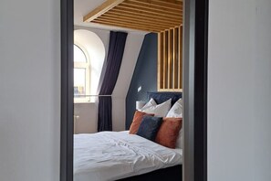 2 soverom, skrivebord, reiseseng for barn og wi-fi (inkludert)