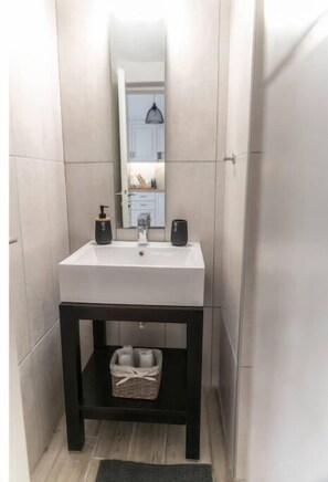 Dusche, Haartrockner, Handtücher, Seife