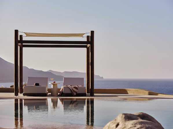 Piscine intérieure, piscine extérieure, cabanas gratuites, parasols