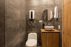 Douche, sĂšche-cheveux, serviettes fournies