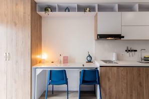 Køleskab, mikrobølgeovn, ovn, kogeplade