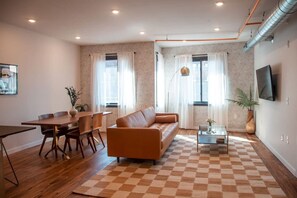 Unclassified image, 2 of 22, button