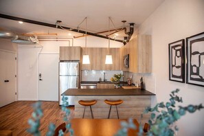 冷蔵庫、電子レンジ、オーブン、コンロ