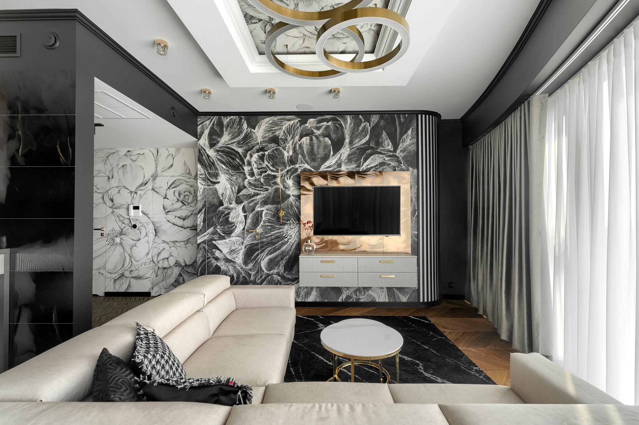 Apartemen Elite | Ruang keluarga | Televisi layar datar 150-cm dengan saluran TV kabel