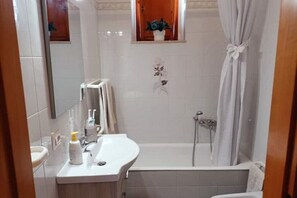 Sèche-cheveux, bidet, serviettes fournies, papier toilette
