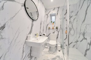 Shower, hair dryer, towels - Central Ripon - Sleeps 3 - Garden - Pet Friendly (Ripon)