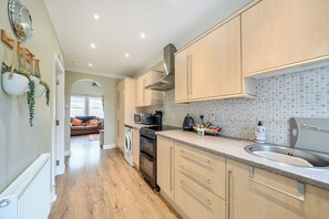 Fridge, microwave, oven, stovetop - Central Ripon - Sleeps 3 - Garden - Pet Friendly (Ripon)