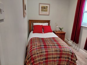 2 bedrooms, iron/ironing board, free WiFi, bed sheets - Central Ripon - Sleeps 3 - Garden - Pet Friendly (Ripon)