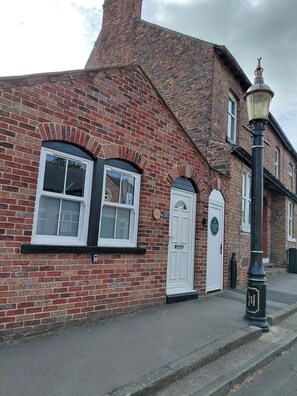 Exterior - Central Ripon - Sleeps 3 - Garden - Pet Friendly (Ripon)