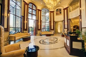 Coin salon dans le hall