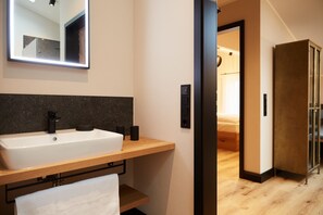 Suihku, hiustenkuivaaja, pyyhkeet