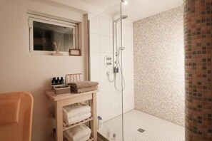 Dusche, kostenlose Toilettenartikel, Haartrockner, Handtücher