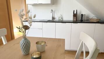 Kühlschrank, Mikrowelle, Herdplatte, Geschirrspüler