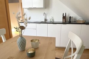 Réfrigérateur, micro-ondes, plaque de cuisson, lave-vaisselle