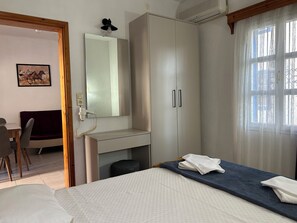 1 bedroom, desk, bed sheets - Ege Apartments (Bodrum)