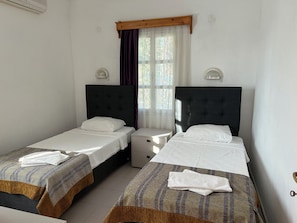 1 bedroom, desk, bed sheets - Ege Apartments (Bodrum)