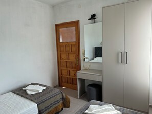 1 bedroom, desk, bed sheets - Ege Apartments (Bodrum)