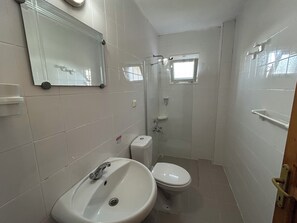 Pancuran mandi, pengering rambut, tuala disediakan, sabun 