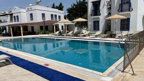 Kolam renang terbuka bermusim, payung kolam, kerusi lepak pantai 