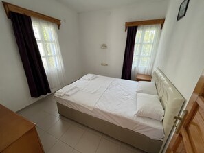 标准公寓 | 1 多间卧室、办公桌、床单