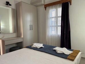 1 bedroom, desk, bed sheets - Ege Apartments (Bodrum)