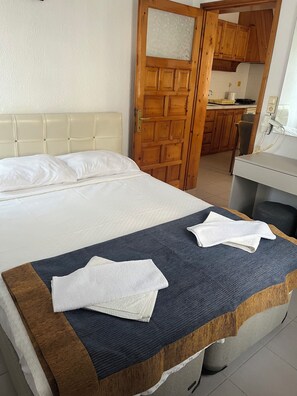 1 bedroom, desk, bed sheets - Ege Apartments (Bodrum)