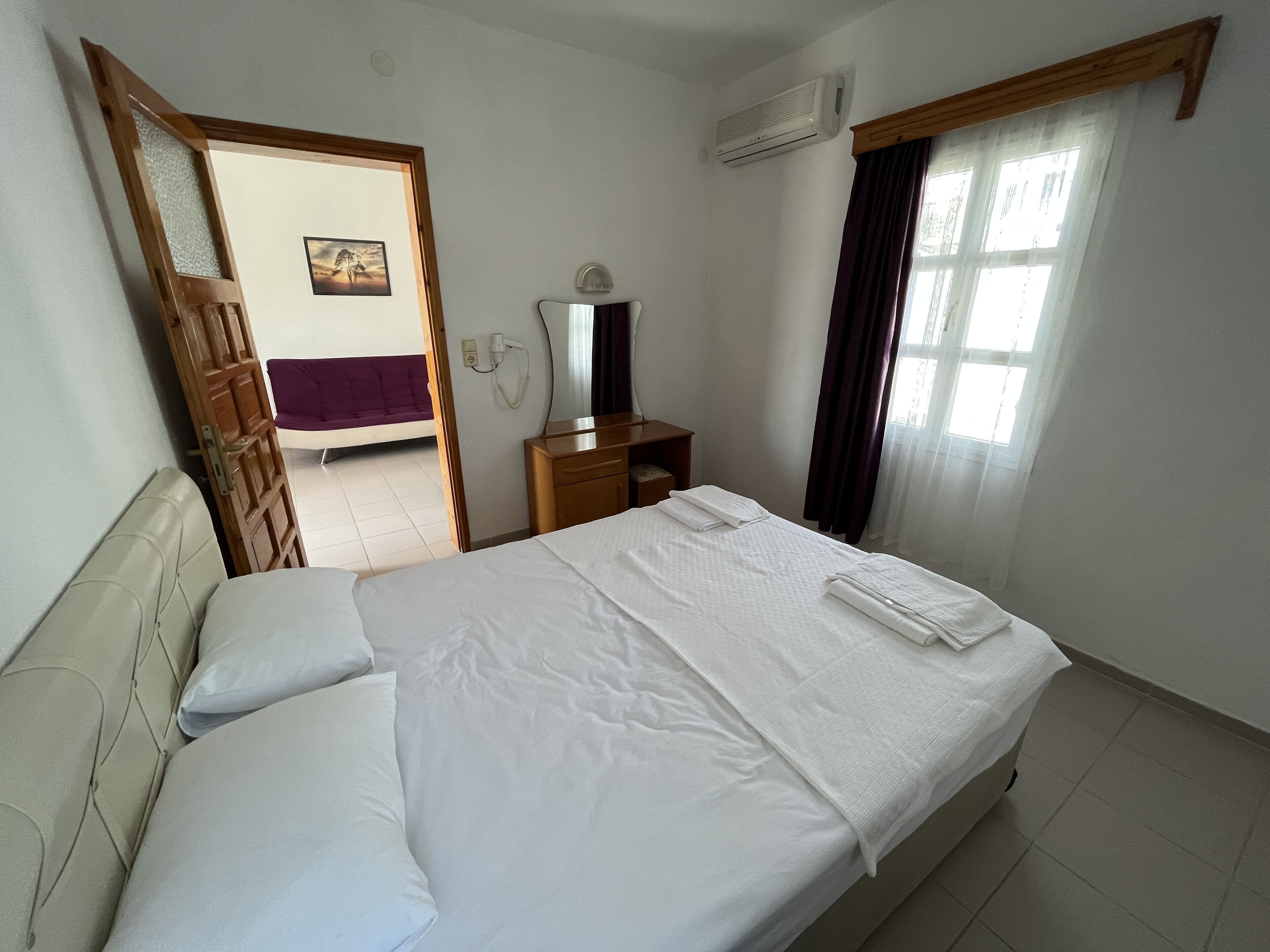 1 habitación, escritorio y ropa de cama 