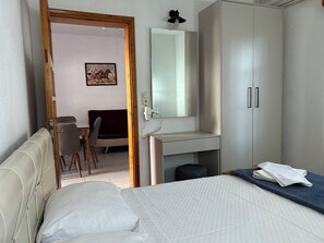 1 bilik tidur, meja, cadar katil 