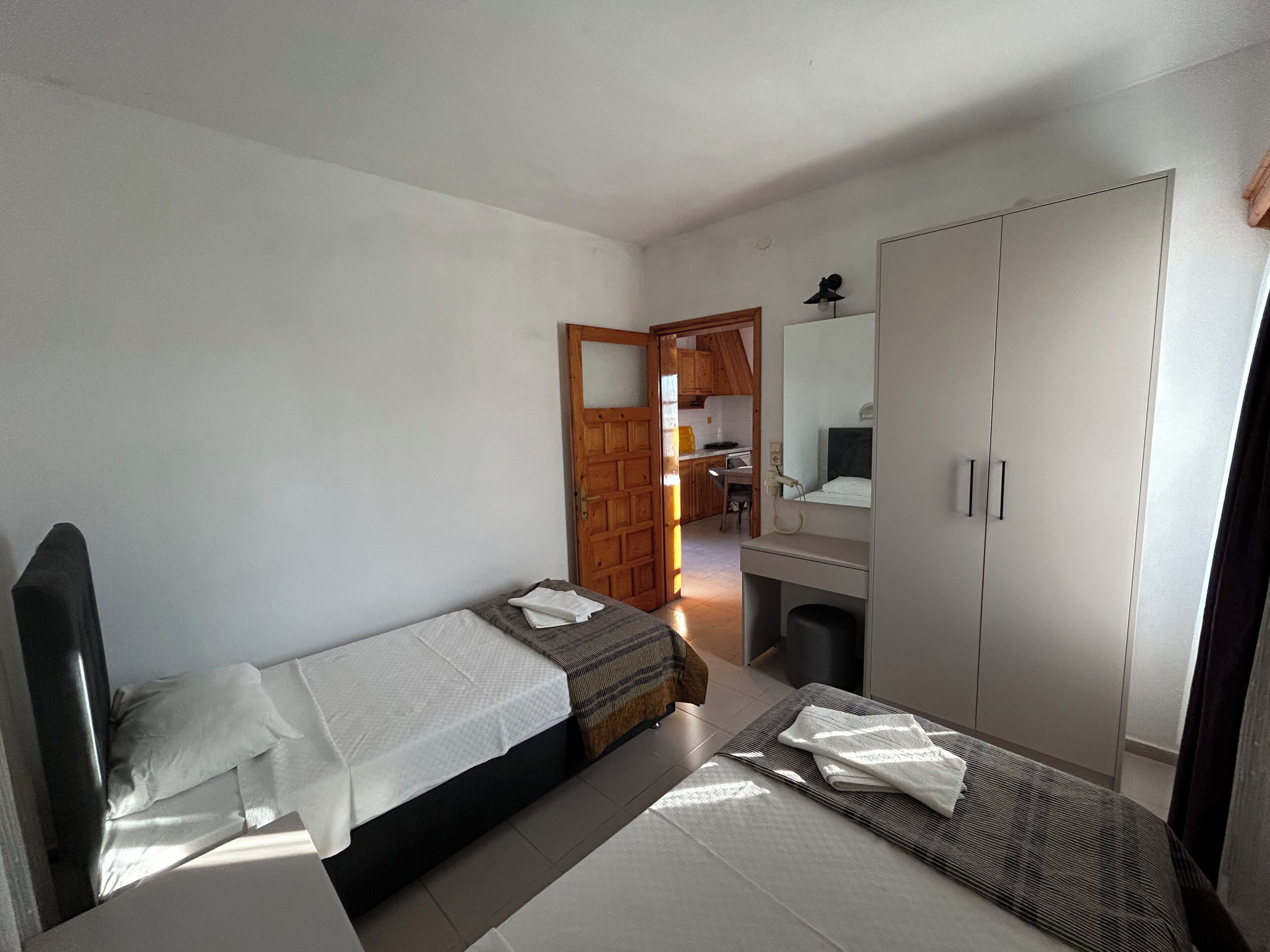 1 bedroom, desk, bed sheets