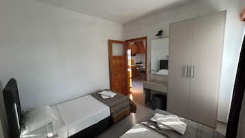 1 bedroom, desk, bed sheets